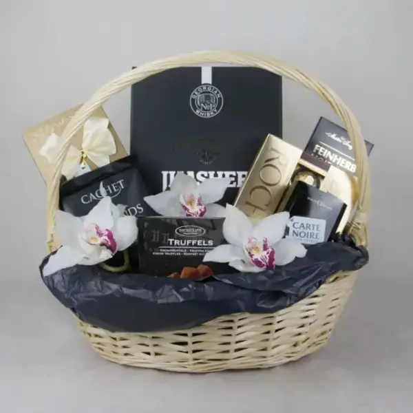 დიდი კალათა ვისკით და შოკოლადებით